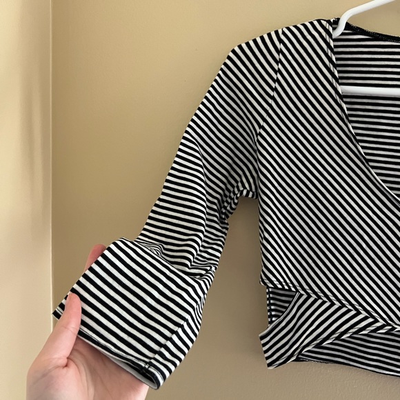 🔳HOLLISTER: Women’s size M, black & white striped cut-out crop top, 1/2 sleeve. - Picture 8 of 11